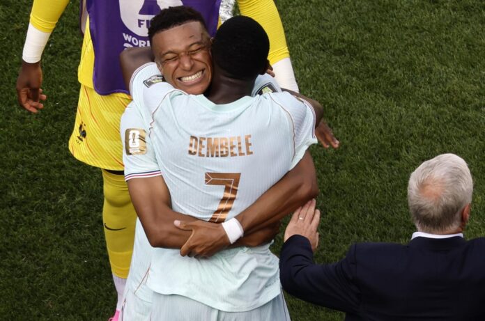 Dembélé y Mbappé se abrazan tras el 2-0 a Marruecos. EFE/EPA/GREG M. COOPER
