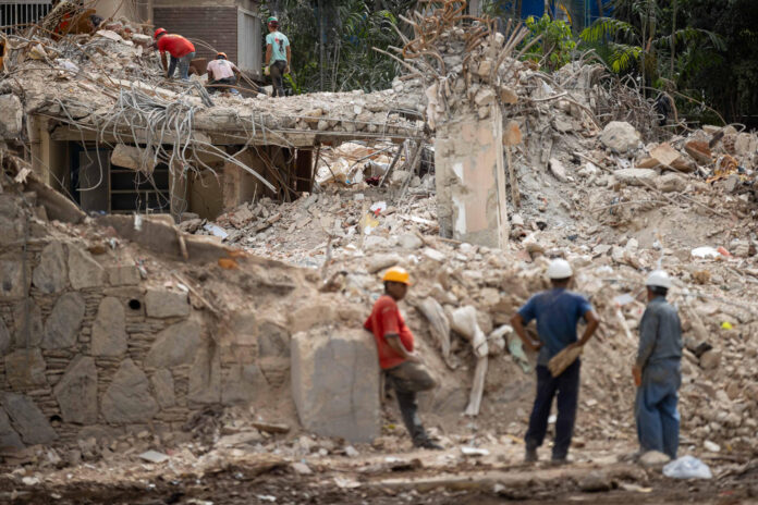 CARACAS (VENEZUELA), 09/07/2026.- Personas retiran este jueves escombros de un edificio afectado por el doble terremoto en Caracas (Venezuela). EFE/ Ronald Peña R

