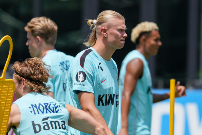 Erling Haaland (c) de Noruega entrena este jueves, en el estadio Chase en Miami (EE.UU.). EFE/ Alberto Boal
