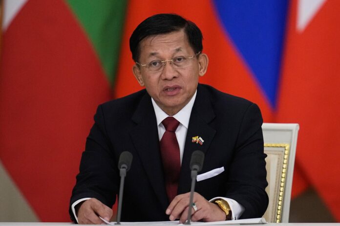 Imagen de archivo del presidente del gobierno militar de Birmana, Min Aung Hlaing, durante una conferencia de prensa el 4 de marzo de 2025. 
EFE/EPA/PAVEL BEDNYAKOV /AP POOL / POOL

