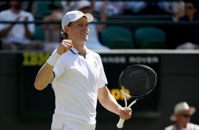 El italiano Jannik Sinner celebra su victoria en el partido de cuartos de final de Wimbledon ante Jan-Lennard Struff. EFE/EPA/DANIEL HAMBURY
