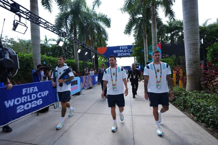 Leo Messi y sus compañeros llegando a un partido. Messi no es sólo el capitán y estrella de la selección argentina. Es también un referente para un grupo de jugadores que creció con el 10 como ídolo y que ahora, a su lado, quieren darle la mejor despedida, la conquista del segundo Mundial consecutivo. EFE/Cedida Adidas SOLO USO EDITORIAL NO VENTAS
