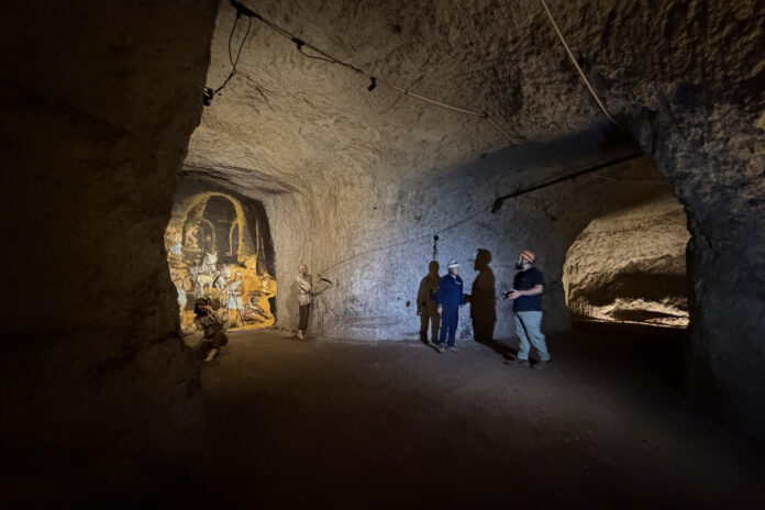 Técnicos y geólogos recorren la cantera de la Caffarella de Roma, ejemplo para el proyecto de futuros 'refugios climáticos' que las autoridades de la capital sondean para ofrecer espacios frescos en el futuro ante las olas de calor extremo. Roma ya sondea la posibilidad de convertir en 'refugios climáticos' algunas grutas bajo su subsuelo... aunque antes de disfrutar de su frescor habrá que analizarlas y, sobre todo, garantizar su salubridad. EFE/Gonzalo Sánchez
