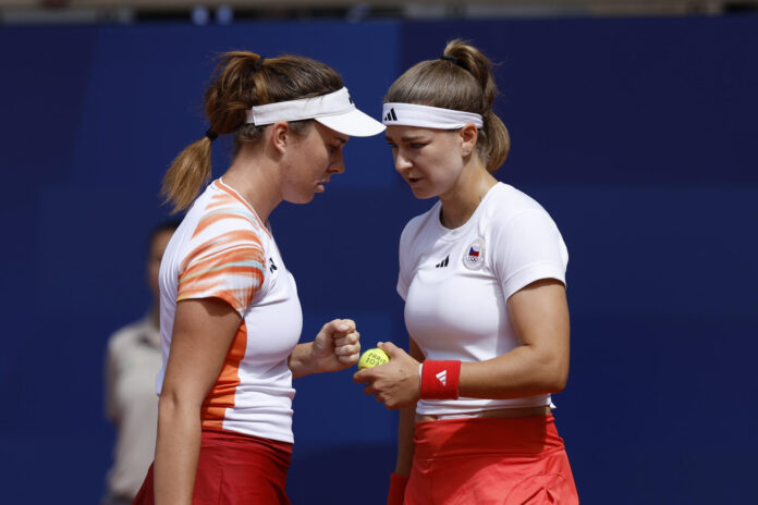Fotografía de archivo del 4 de agosto de 2024, en la que puede verse a las tenistas checas Linda Noskova (i) y Karolina Muchova (d), durante los Juegos Olímpicos de París, en los que formaron doble. EFE/Juanjo Martín
