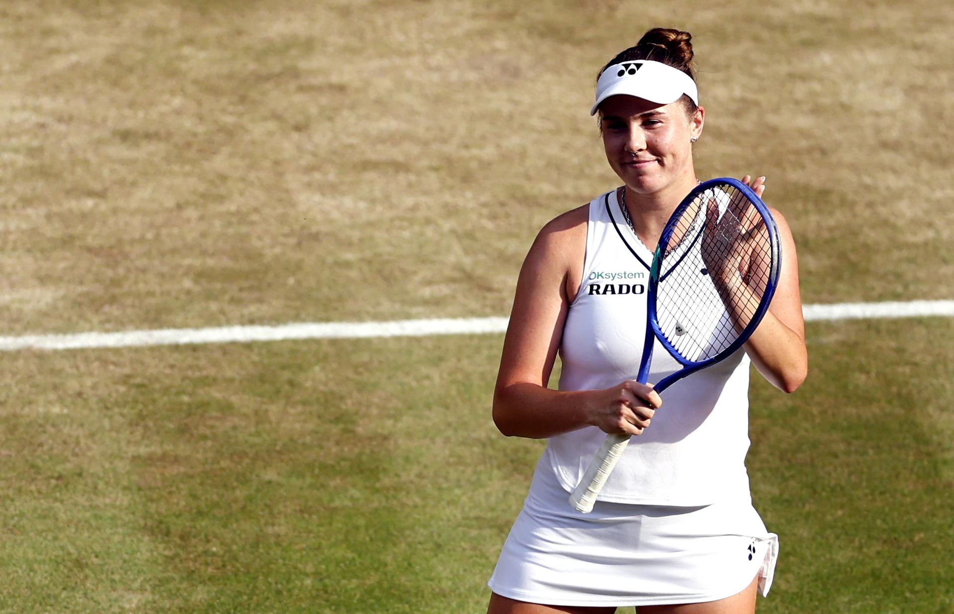 La tenista checa Linda Noskova, tras su victoria en el partido de semifinales del torneo de Wimbledon disputado este jueves. EFE/ TOLGA AKMEN