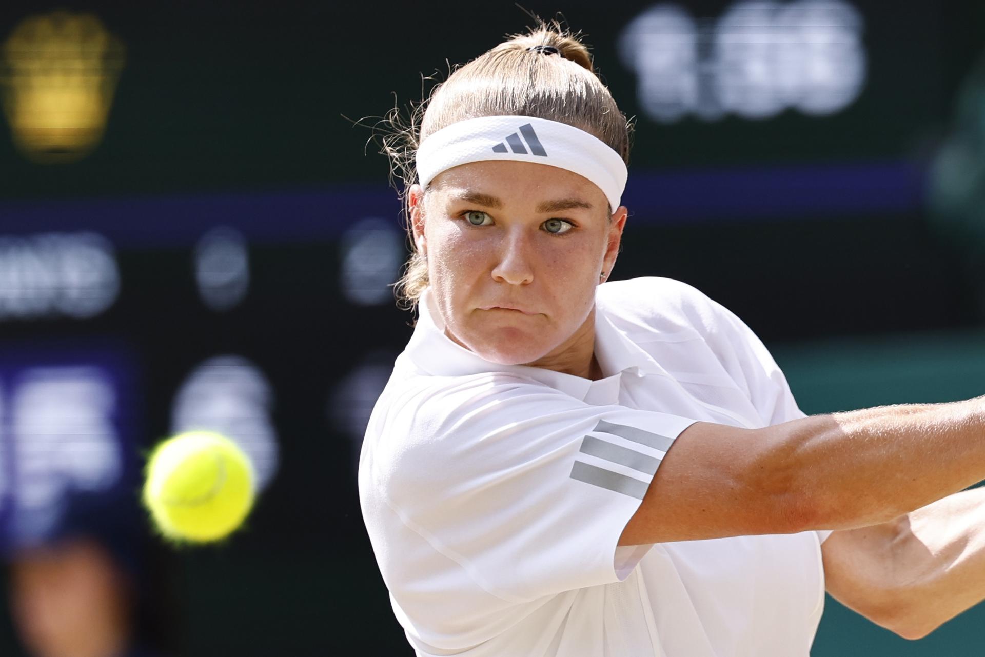 La tenista checa Karolina Muchova, durante su partido de semifinales del torneo de Wimbledon, este jueves. EFE/ TOLGA AKMEN