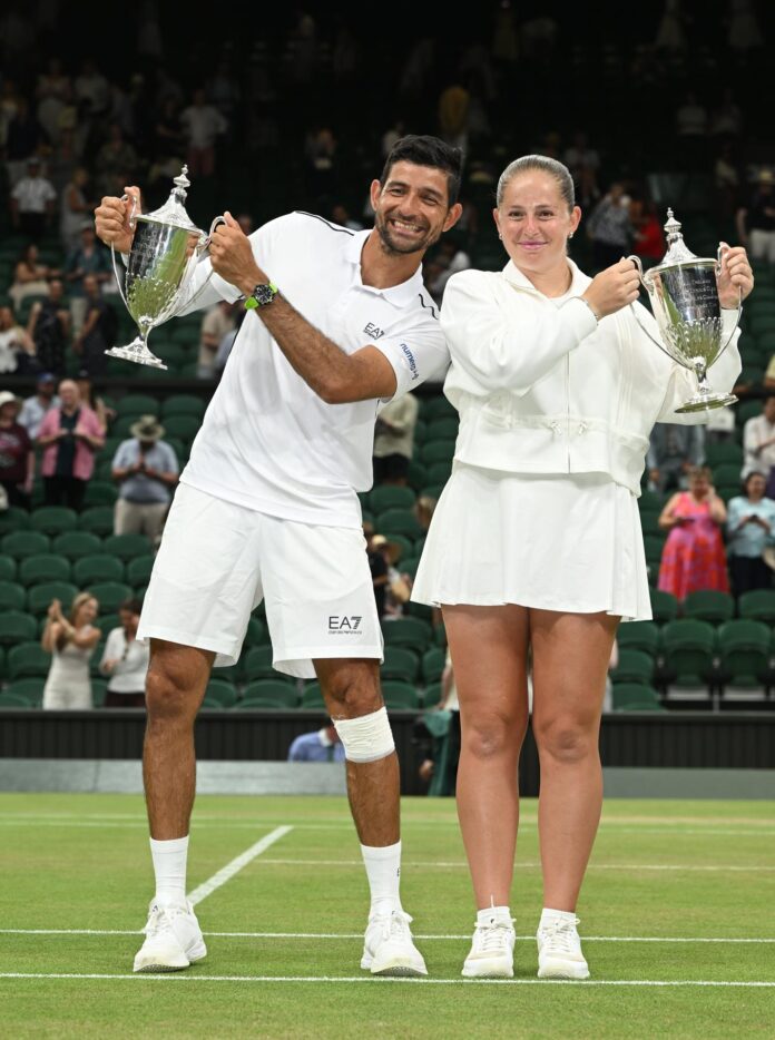 Londres. El salvadoreño Marcelo Arévalo y la letona Julia Ostapenko celebran su triunfo en mixtos dobles en Wimbledon, un título que es el primero de un salvadoreño en el gran torneo de Londres. EFE/DANIEL HAMBURY
