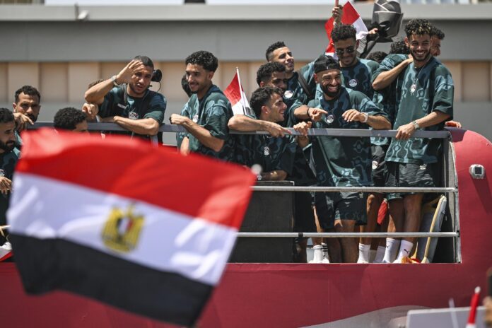 Aficionados de Egipto dan la bienvenida este viernes a su selección, después de caer en octavos de final del Mundial de Estados Unidos, México y Canadá ante Argentina. EFE/Mohamed Hossam
