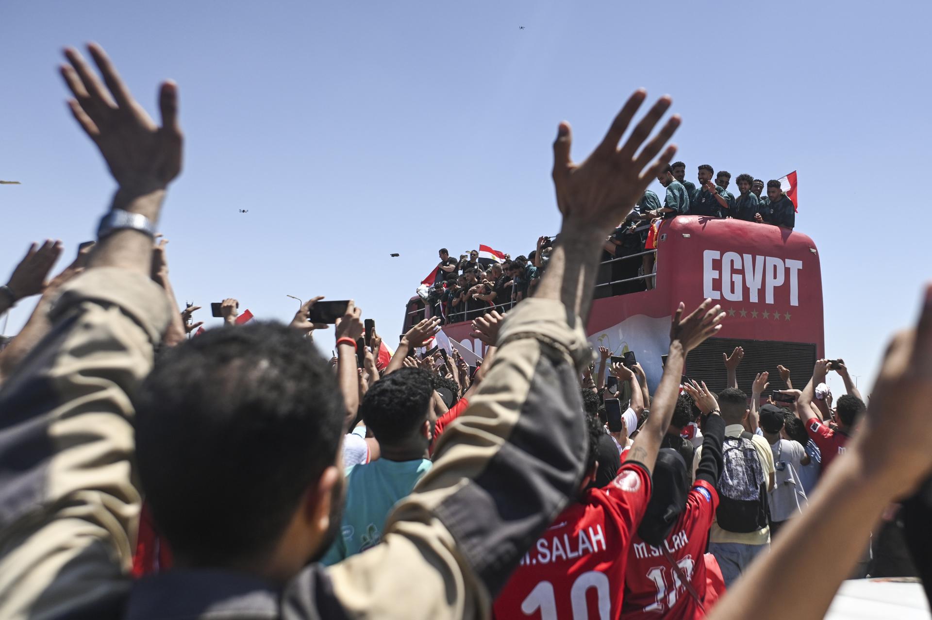 Aficionados de Egipto dan la bienvenida este viernes a su selección, después de caer en octavos de final del Mundial de Estados Unidos, México y Canadá ante Argentina. EFE/Mohamed Hossam
