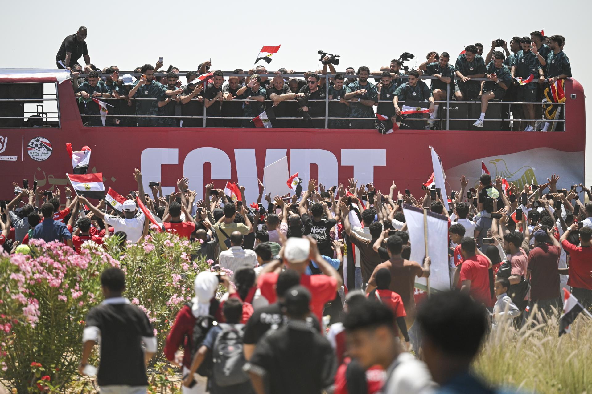 Aficionados de Egipto dan la bienvenida este viernes a su selección, después de caer en octavos de final del Mundial de Estados Unidos, México y Canadá ante Argentina. EFE/Mohamed Hossam
