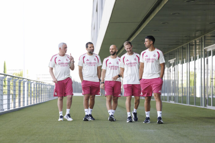 El Real Madrid inició este viernes la segunda etapa de José Mourinho (i) en el Real Madrid, con la presencia del técnico portugués en Valdebebas junto a su cuerpo técnico, para iniciar la preparación de la pretemporada del conjunto blanco, bajo mínimos por la ausencia de los jugadores que disputan el Mundial de Estados Unidos, México y Canadá. EFE/ Realmadrid.com// SOLO USO EDITORIAL/SOLO DISPONIBLE PARA ILUSTRAR LA NOTICIA QUE ACOMPAÑA (CRÉDITO OBLIGATORIO)
