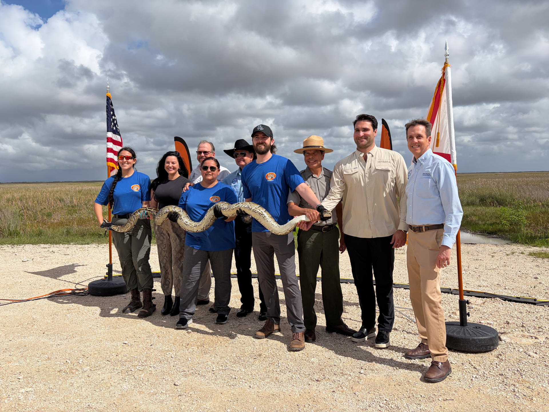 Fotografía del 19 mayo de 2026 cedida por la Comisión de Conservación de Peces y Vida Silvestre de Florida (FWC, por sus siglas en inglés) que muestra a algunos de sus integrantes posando con cazadores que sostienen una pitón durante la presentación a la prensa del inicio del 'Florida Python Challenge', un concurso anual que busca frenar la expansión de la pitón birmana invasora en la reserva natural de los Everglades y que repartirá 25.000 dólares en premios, que comienza este viernes y se extenderá hasta el 19 de julio en la Florida (Estados Unidos). EFE/ Comisión de Conservación de Peces y Vida Silvestre de Florida (FWC) SÓLO USO EDITORIAL NO VENTAS /SOLO USO EDITORIAL/ NO VENTAS /SOLO DISPONIBLE PARA ILUSTRAR LA NOTICIA QUE ACOMPAÑA (CRÉDITO OBLIGATORIO)