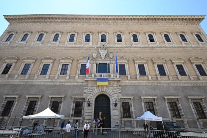 Roma, 10 jul (EFE).- Las fachadas y las cubiertas del Palacio Farnese de Roma, sede de la Embajada de Francia en Italia y joya de la arquitectura del Renacimiento, han recuperado su esplendor original tras concluir una restauración integral de cinco años, informaron este viernes las instituciones responsables.
EFE/EPA/MAURIZIO BRAMBATTI
