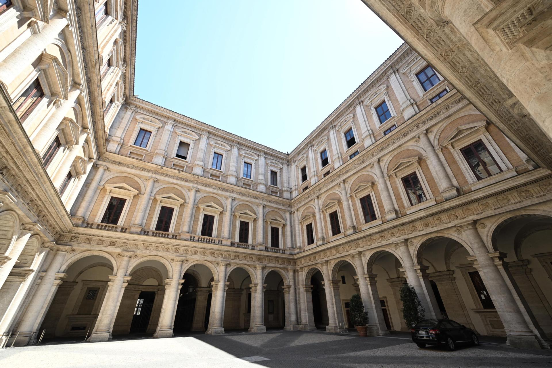 Roma, 10 jul (EFE).- Las fachadas y las cubiertas del Palacio Farnese de Roma, sede de la Embajada de Francia en Italia y joya de la arquitectura del Renacimiento, han recuperado su esplendor original tras concluir una restauración integral de cinco años, informaron este viernes las instituciones responsables. EFE/EPA/MAURIZIO BRAMBATTI