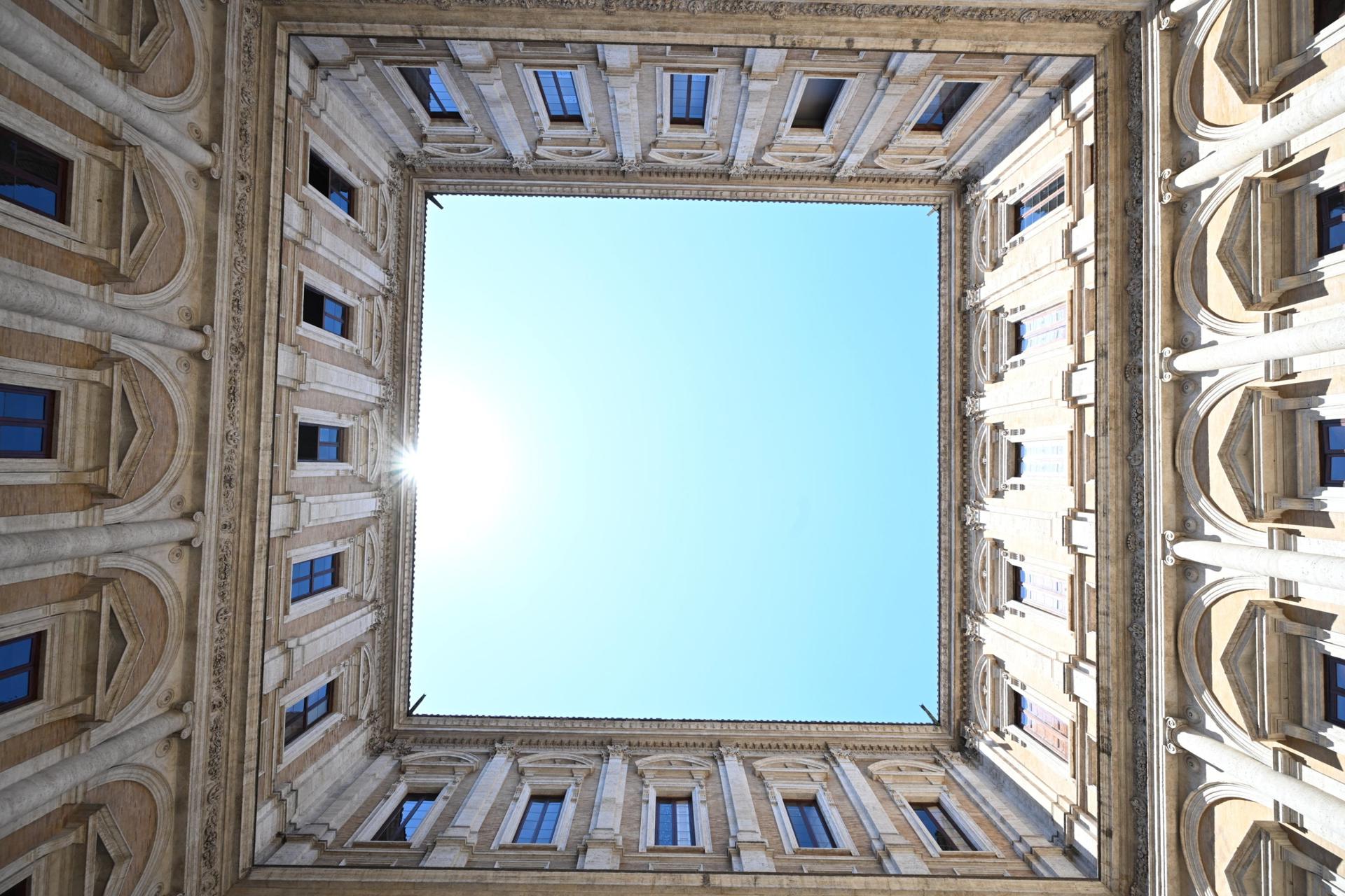 Roma, 10 jul (EFE).- Las fachadas y las cubiertas del Palacio Farnese de Roma, sede de la Embajada de Francia en Italia y joya de la arquitectura del Renacimiento, han recuperado su esplendor original tras concluir una restauración integral de cinco años, informaron este viernes las instituciones responsables.
EFE/EPA/MAURIZIO BRAMBATTI
