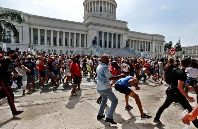 Imagen de archivo de una de las manifestaciones que tuvieron lugar en La Habana el 11 de julio de 2021. EFE/Ernesto Mastrascusa
