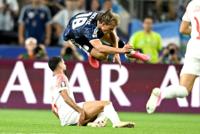 El jugador argentino Nico Paz (top) y el jornado Nizar Al-Rashdan ein Dallas, USA. EFE/EPA/ALBERT PENA
