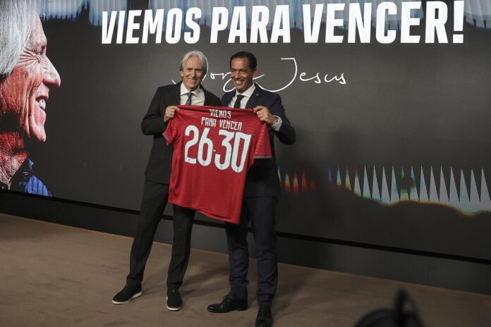 El nuevo seleccionador del Portugal Jorge Jesus (I) junto al Presidente de la Federación Portruguesa de Fútbol (FPF) Pedro Proenca en la presentación del nuevo técnico de Portugal. EFE/EPA/MANUEL DE ALMEIDA
