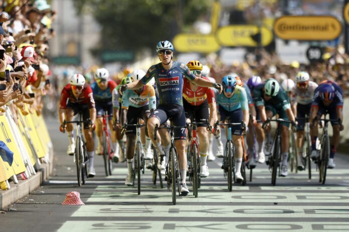El ciclista belga Tim Merlier, del equipo Soudal Quick-Step, celebra su victoria en la séptima etapa del Tour que se ha disputado entre Hagetmau y Burdeos, Francia. EFE/EPA/YOAN VALAT

