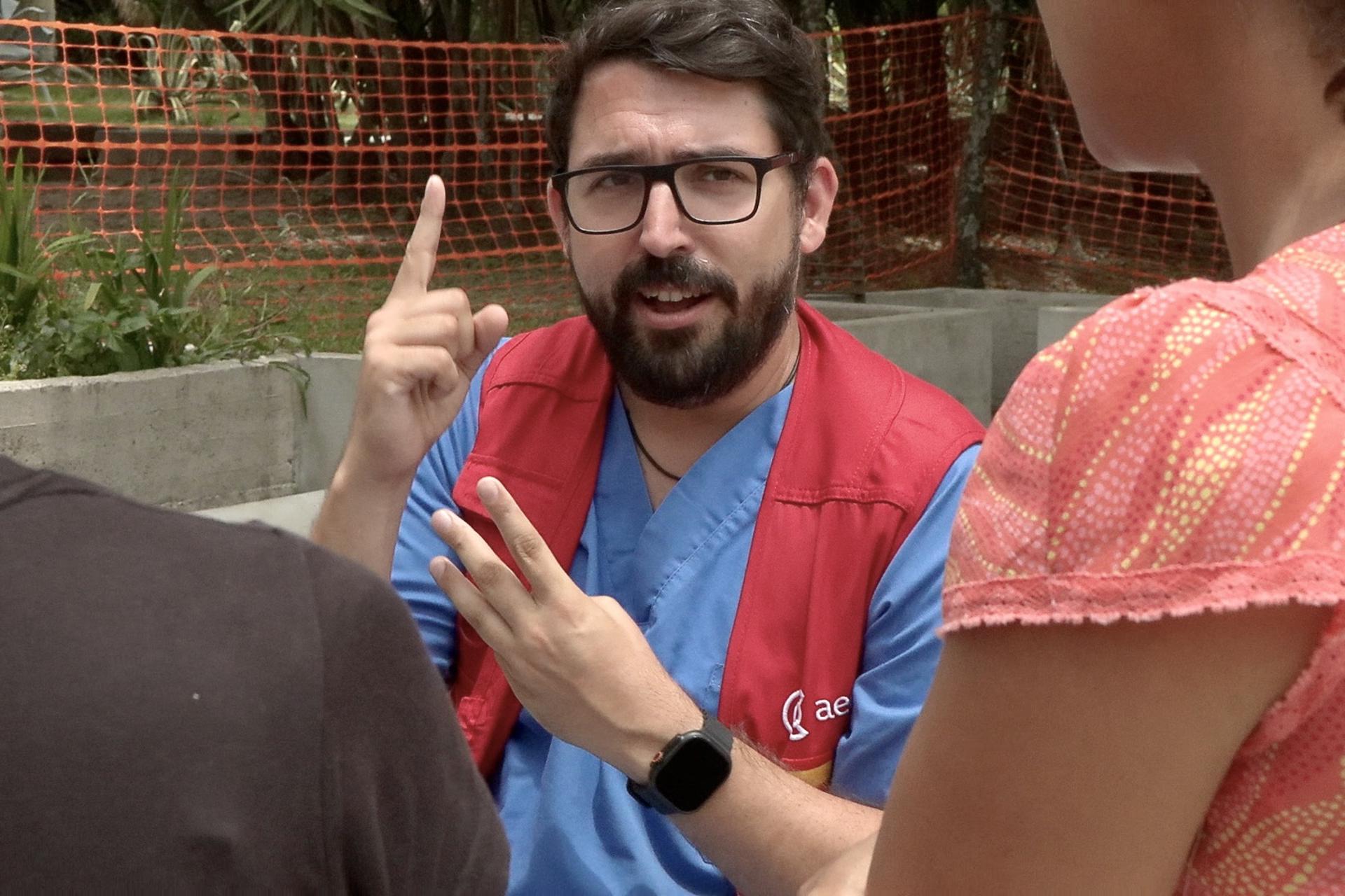 Captura de video que muestra a Jaime Gálvez de Pablos (i), psicólogo social, durante una consulta con una persona afectada por los terremotos en Venezuela, este jueves en el hospital desplegado por la Agencia Española de Cooperación Internacional para el Desarrollo (Aecid) en el Parque del Este en Caracas (Venezuela). EFE/ Xaume Olleros
