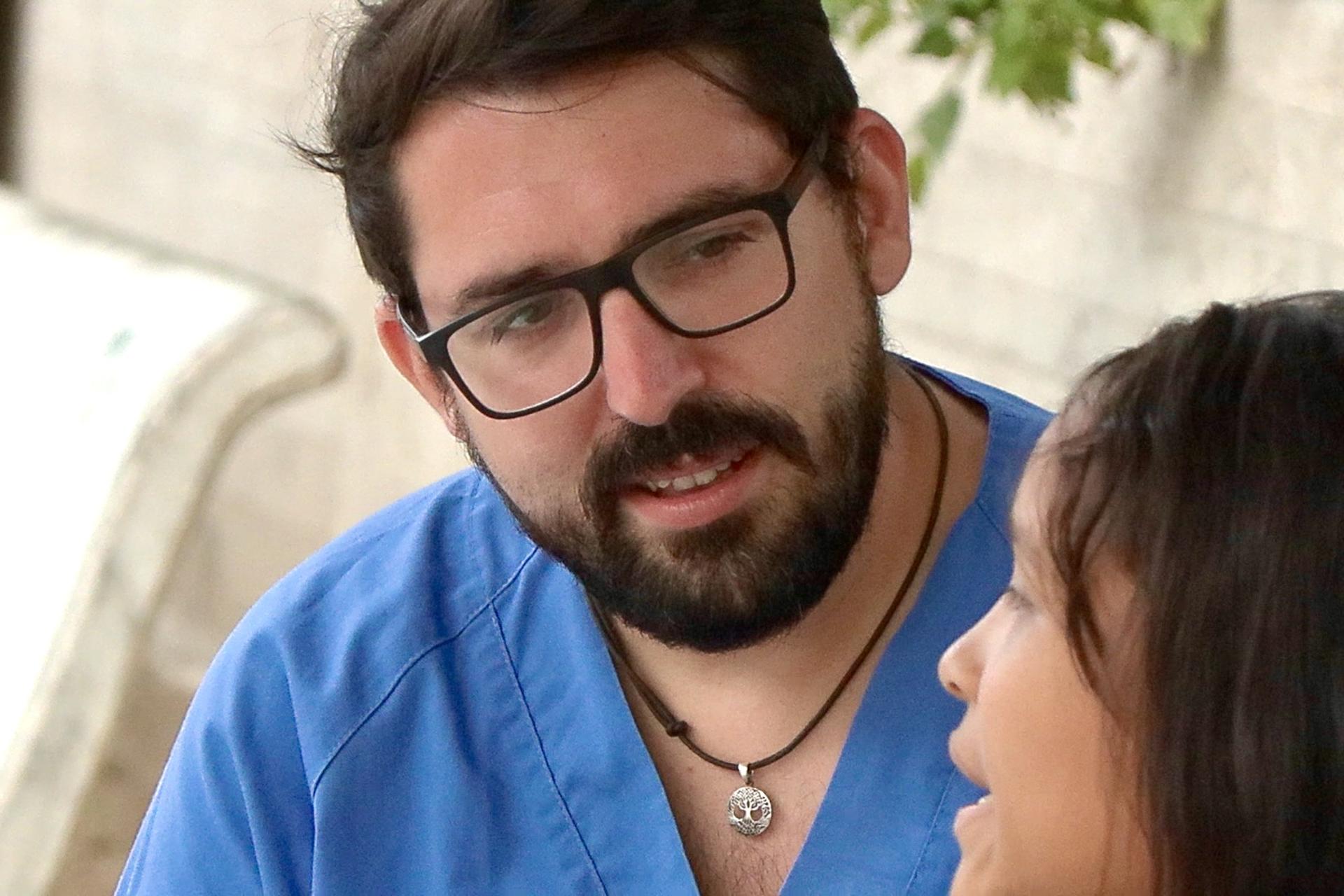 Captura de video que muestra a Jaime Gálvez de Pablos (i), psicólogo social, durante una consulta con una persona afectada por los terremotos en Venezuela, este jueves en el hospital desplegado por la Agencia Española de Cooperación Internacional para el Desarrollo (Aecid) en el Parque del Este en Caracas (Venezuela). EFE/ Xaume Olleros
