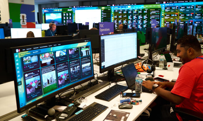 US Fotografía del 3 de junio de 2026 cedida por Lenovo que muestra a personas trabajando en el Centro de Mando Tecnológico (TCC) ubicado en la sede de la FIFA en Coral Gables, en el condado Miami-Dade (EE.UU.). La FIFA cuenta por primera vez en la historia de un Mundial con un centro tecnológico propio desde donde se vigilan las 24 horas del día la ciberseguridad, las transmisiones en directo y la operativa de los 16 estadios de la Copa del Mundo 2026, un despliegue calificado 