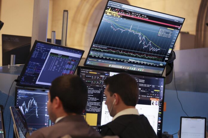 Fotografía de archivo de una sesión en Wall Street. EFE/Sarah Yenesel
