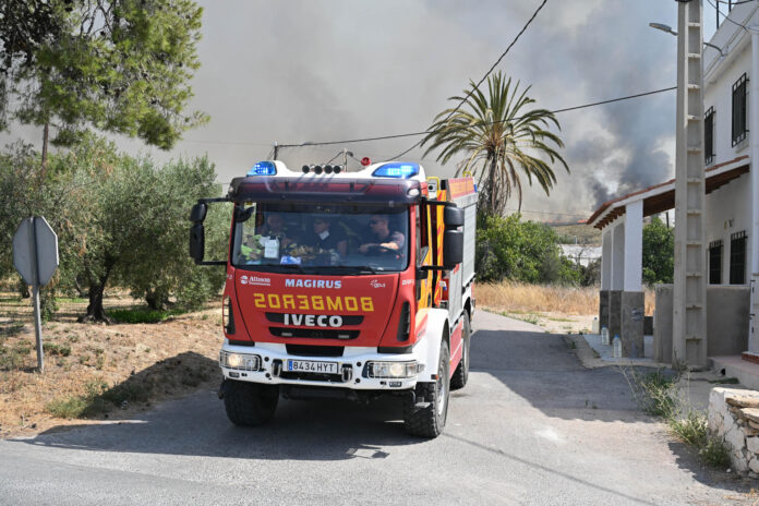 Una dotación de bomberos, en el marco de las labores de extinción del grave incendio forestal de Los Gallardos (Almería). EFE/ Carlos Barba
