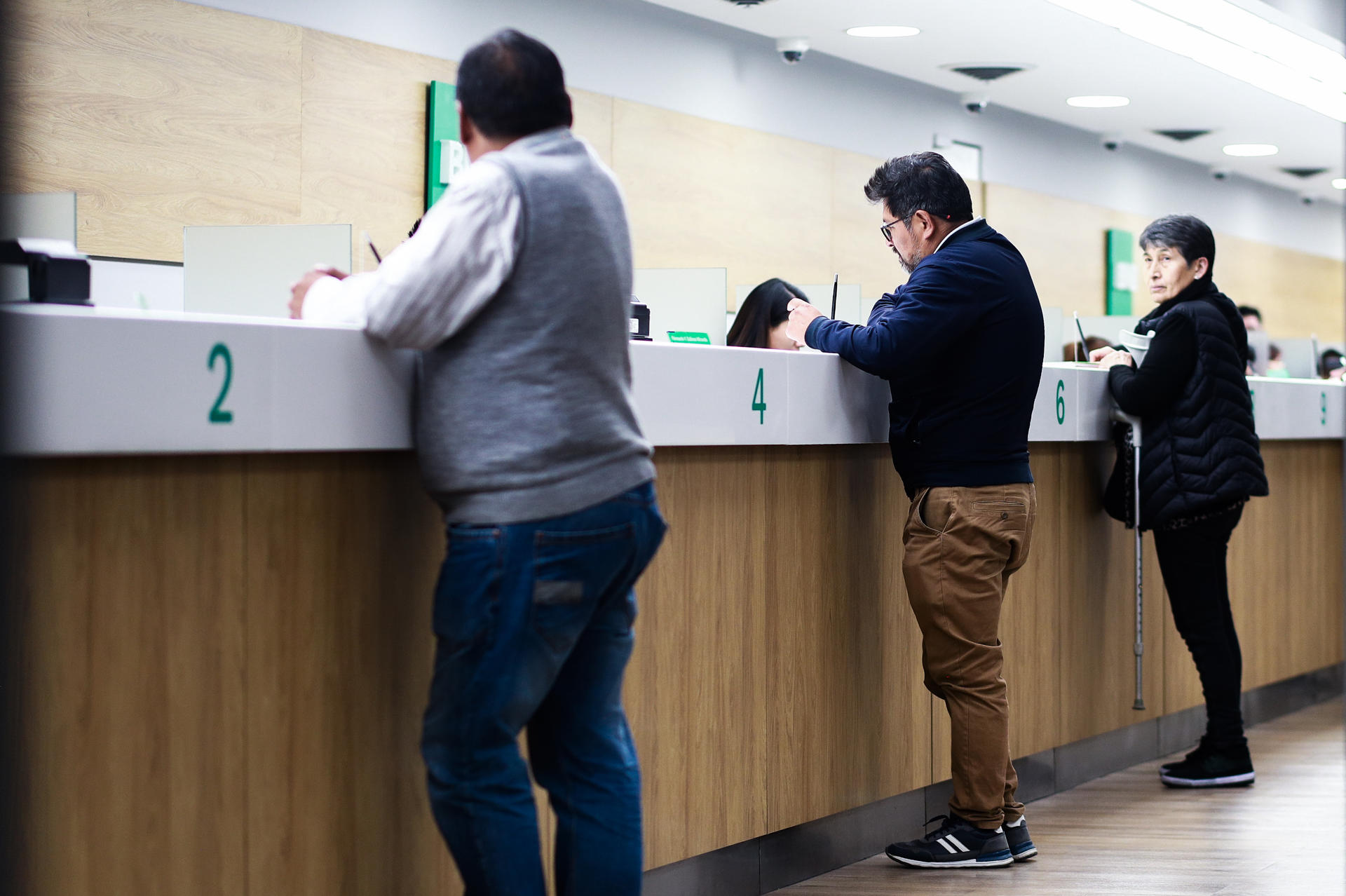 Personas realizan transacciones en un banco este jueves, en La Paz (Bolivia). La aplicación de un tipo de cambio flexible en Bolivia tras 15 años de un esquema fijo no resolverá por sí misma la falta de dólares que sufre desde 2023 el país advirtieron analistas. EFE/ Gabriel Márquez