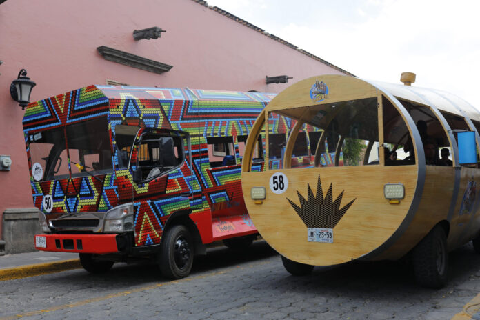Fotografía de archivo que muestra autobuses para recorridos turísticos en el poblado de Tequila, en Jalisco (México). EFE/ Francisco Guasco
