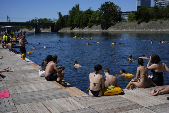 PARÍS.-  Una de las tres zonas de baño autorizadas en el río Sena, a su paso por París, ante la ola de calor registrada en junio en Francia. EFE/Edgar Sapiña Manchado
