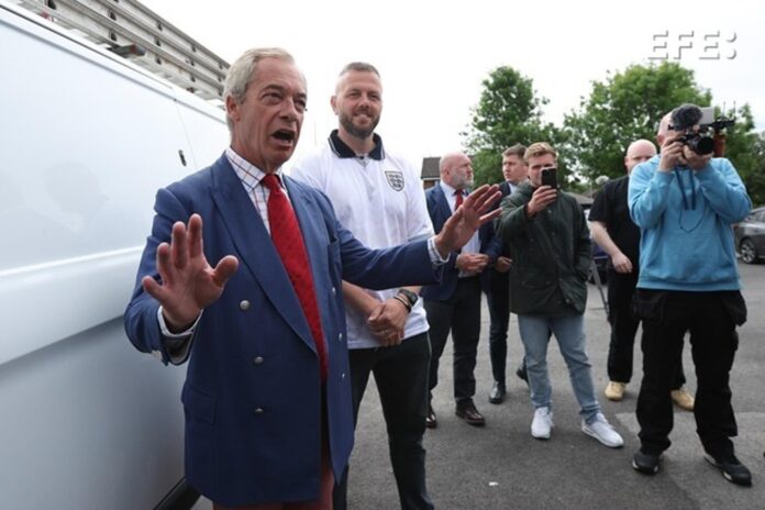 Fotografía de archivo fechada el 18 de junio de 2026 que muestra al político británico Nigel Farage (izda), en Londres. EFE/ Adam Vaughan
