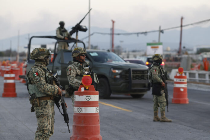 Fotografía de archivo del 22 de febrero de 2026 que muestra integrantes del Ejército de Mexico realizando un operativo en Guadalajara (México). EFE/Francisco Guasco
