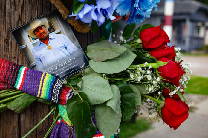 Fotografía que muestra una imagen de Lorenzo Salgado Araujo, inmigrante mexicano fallecido en un operativo de ICE, durante una manifestación contra las políticas migratorias en Houston (EE.UU.). Imagen de archivo. EFE/ Carlos Ramírez
