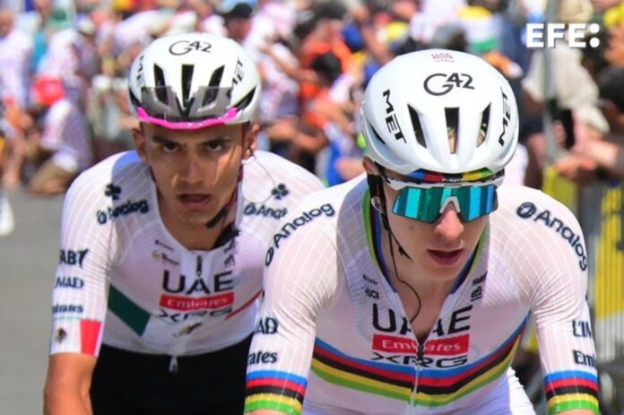 El ciclista esloveno Tadej Pogacar (d) y el mexicano Isaac del Toro (, ambos del UAE Team Emirates XRG. EFE/EPA/BERNARD PAPON
