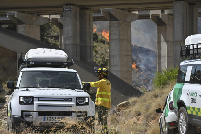 LOS GALLARDOS (ALMERÍA).- Efectivos antiincendios trabajan este viernes en labores de extinción del incendio de Los Gallardos (sureste de Almería). EFE / Carlos Barba
