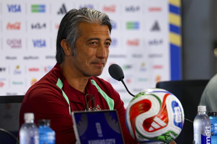 El seleccionador de Suiza, Murat Yakin, asiste a una rueda de prensa en Kansas City, Misuri, EE. UU. EFE/EPA/CHRISTOPHER NEUNDORF
