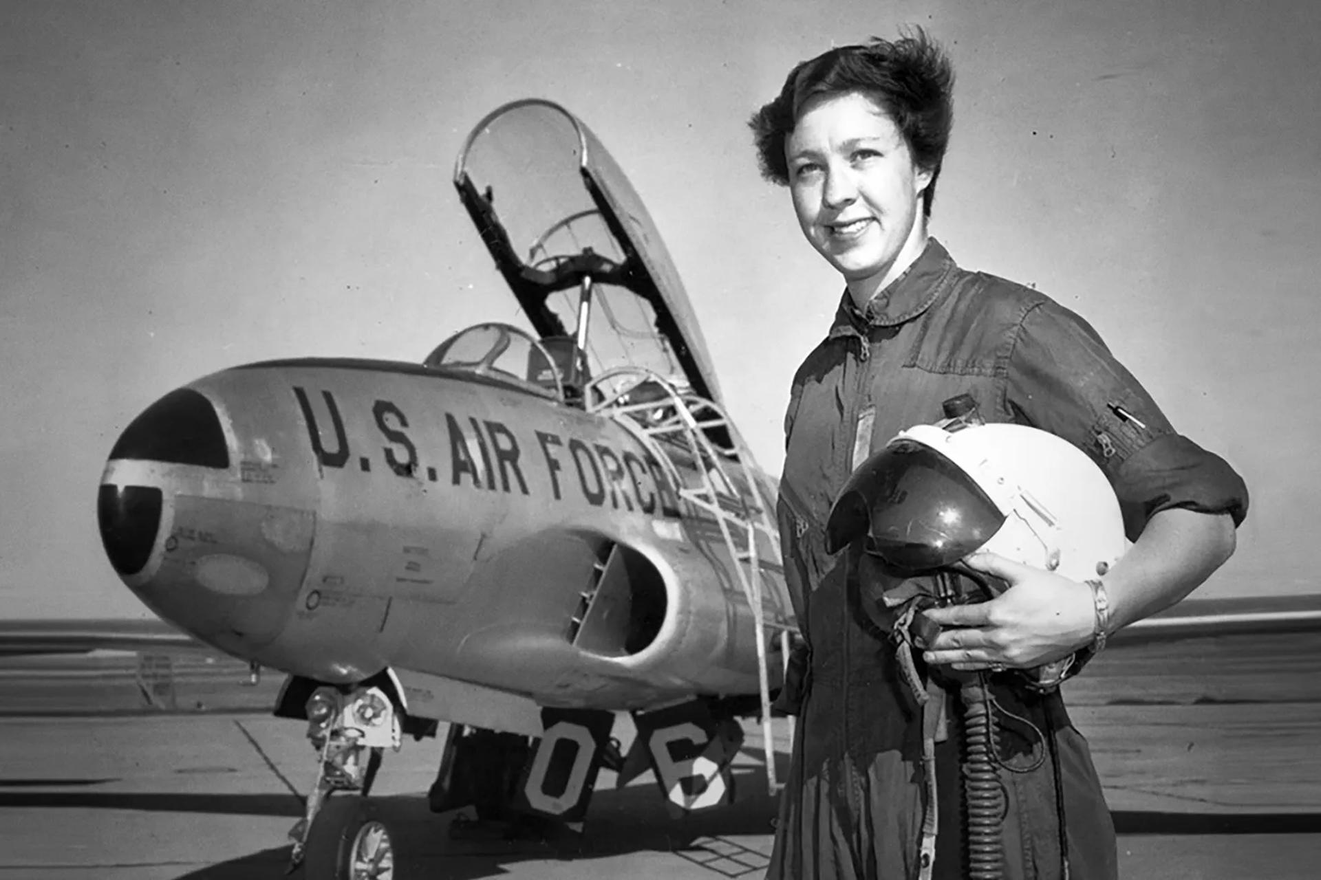 Fotografía divulgada por Blue Origin que muestra a la aviadora estadounidense Wally Funk, conocida por ser la primera mujer instructora civil de vuelo en una base militar estadounidense, cuando tenía poco más de 20 años. EFE/ Blue Origin