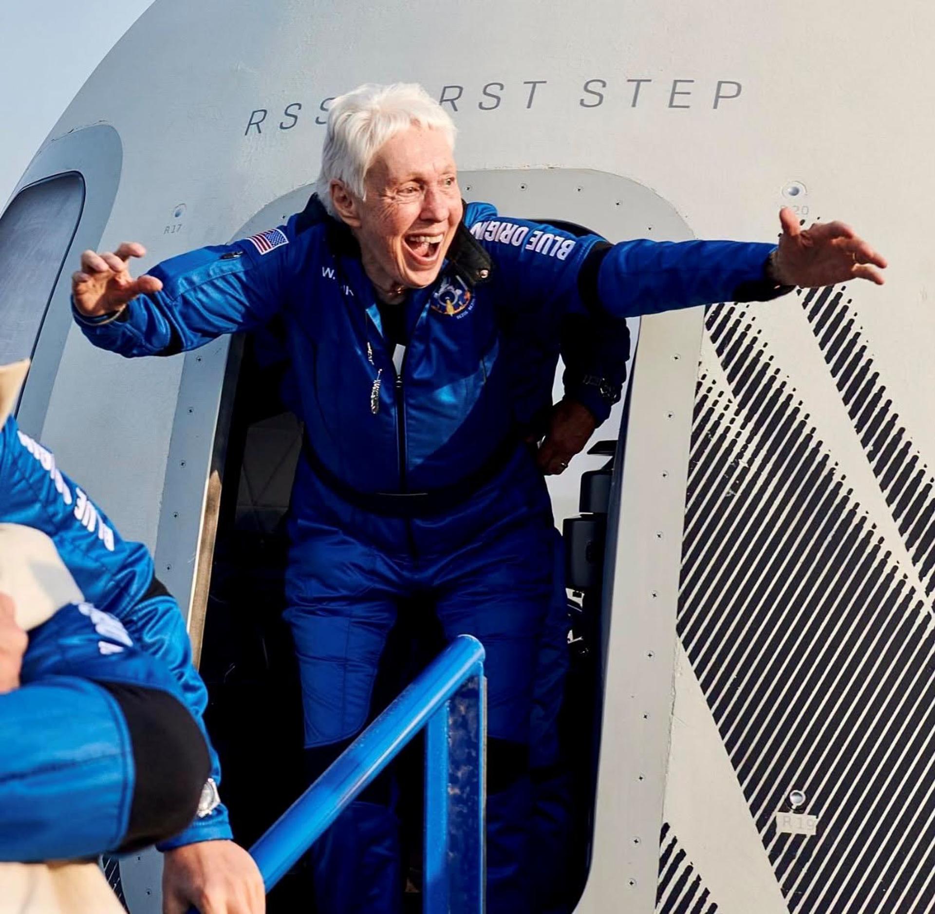 Fotografía divulgada por Blue Origin que muestra a la aviadora estadounidense Wally Funk celebrando después de participar en un unas pruebas no oficiales para evaluar la aptitud física y psicológica de las mujeres en un vuelo espacial. EFE/ Blue Origin