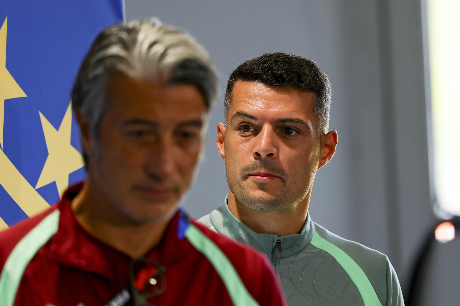 El seleccionador de Suiza, Murat Yakin (i), y el capitán de su equipo Granit Xhaka. EFE/EPA/CHRISTOPHER NEUNDORF
