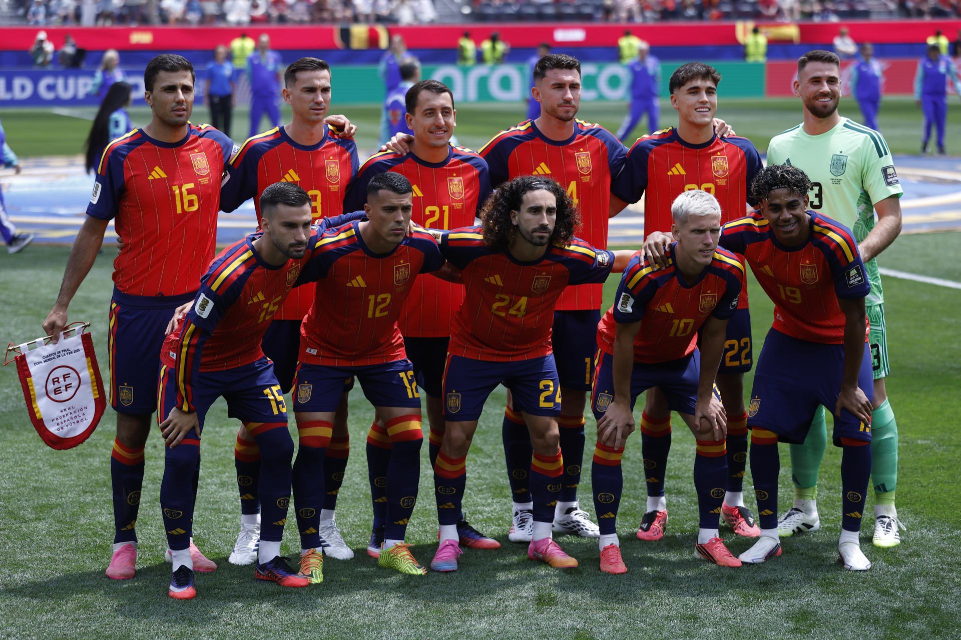 Los jugadores de España antes del partido de cuartos de final del Mundial 2026 que las selecciones de España y Bélgica disputan este viernes en el SoFi Stadium, en Los Ángeles. EFE/EPA/CHRISTOPHER TORRES
