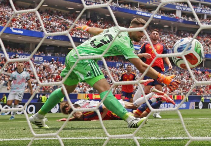 El belga Charles De Ketelaere logra el gol del empate durante el partido de cuartos de final en Los Angeles, USA. EFE/EPA/CHRISTOPHER TORRES
