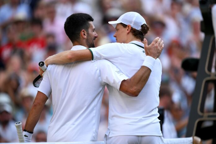 El italiano Jannik Sinner (d) recibe la felicitación del serbio Novak Djokovic tras imponerse en la semifinal del torne de Wiimblendon este viernes. EFE/DANIEL HAMBURY
