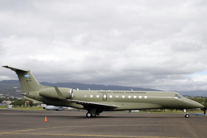 Fotografía que muestra el avión presidencial 001 de Honduras estacionado este viernes, en la pista aérea de la Base Aérea Coronel Hernán Acosta Mejía en Tegucigalpa (Honduras). EFE/ Gustavo Amador
