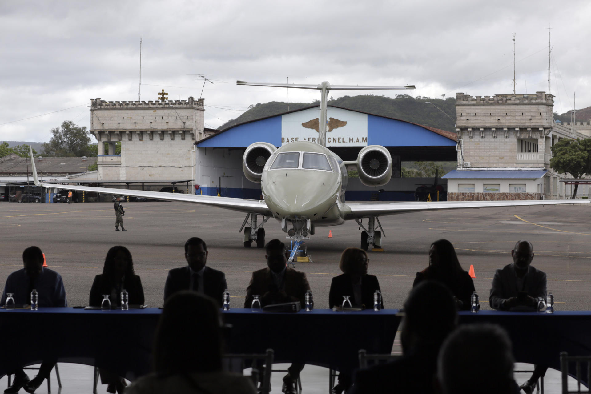 Fotografía que muestra el avión presidencial 001 de Honduras estacionado este viernes, en la pista aérea de la Base Aérea Coronel Hernán Acosta Mejía en Tegucigalpa (Honduras). EFE/ Gustavo Amador
