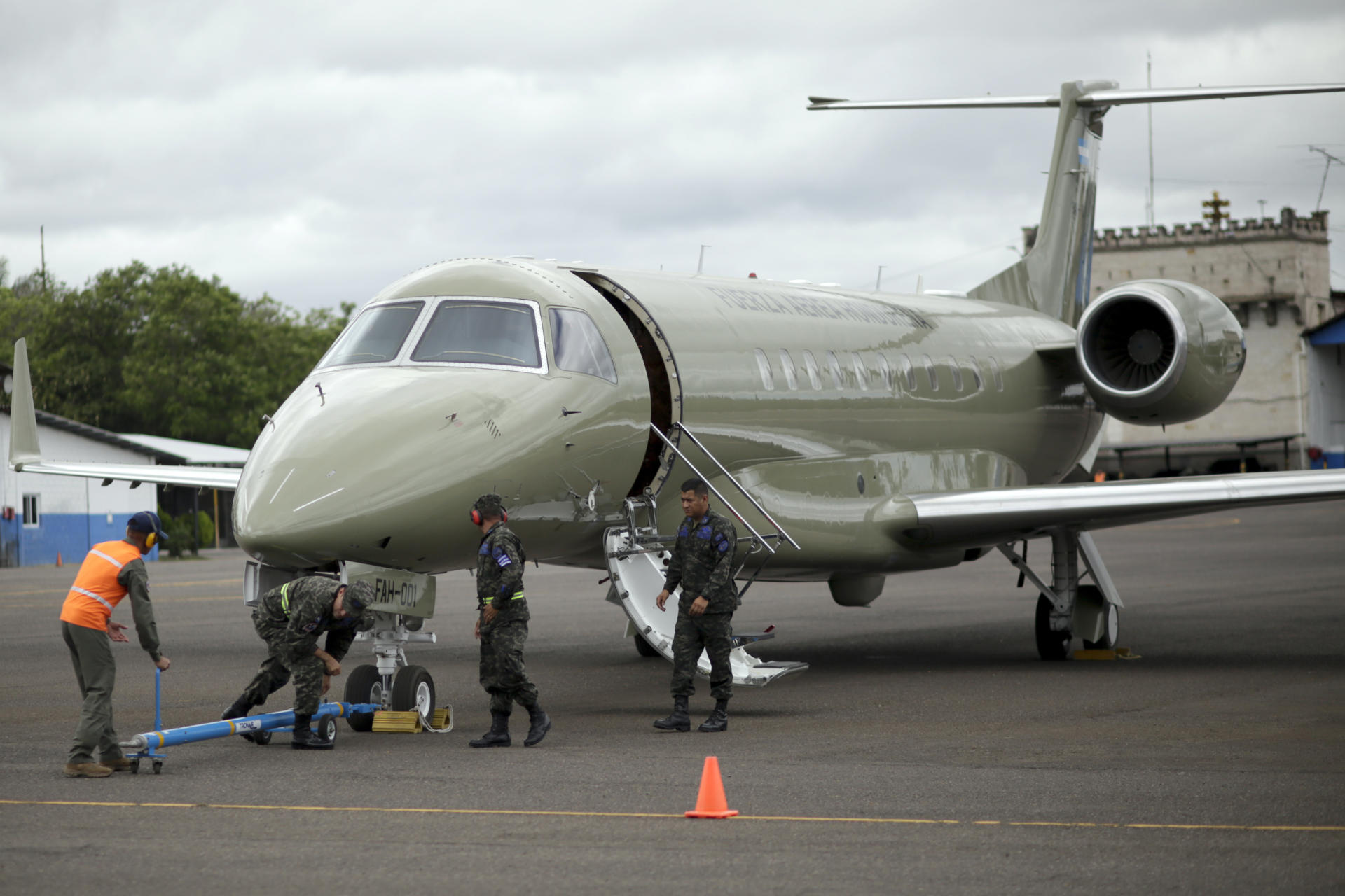 Fotografía que muestra el avión presidencial 001 de Honduras estacionado este viernes, en la pista aérea de la Base Aérea Coronel Hernán Acosta Mejía en Tegucigalpa (Honduras). EFE/ Gustavo Amador
