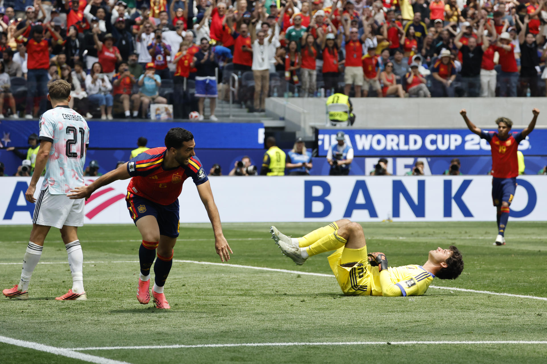 Mikel Merino (i) de España anota un gol este viernes, en un partido de cuartos de final del Mundial de la FIFA 2026 entre España y Bélgica en el estadio SoFi en Los Ángeles (Estados Unidos). EFE/ Lavandeira Jr