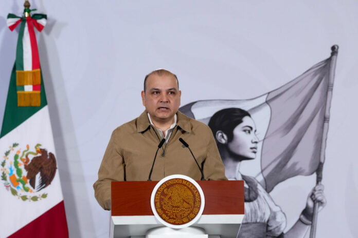 Fotografía cedida por la presidencia de México del director general del Instituto Nacional de Antropología e Historia, Joel Omar Vázquez Herrera, hablando en una rueda de prensa este viernes, en Palacio Nacional de Ciudad de México (México). EFE/ Presidencia de México /SOLO USO EDITORIAL/ NO VENTAS/ SOLO DISPONIBLE PARA ILUSTRAR LA NOTICIA QUE ACOMPAÑA (CRÉDITO OBLIGATORIO)

