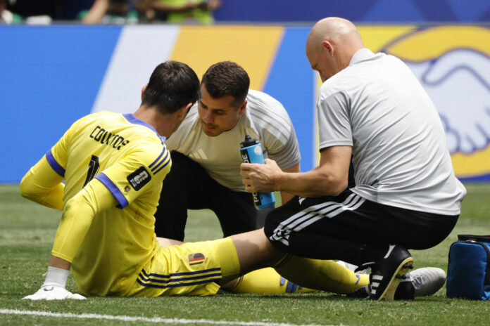 Thibaut Courtois (i) de Bélgica es atendido este viernes, en un partido de cuartos de final del Mundial de la FIFA 2026 entre España y Bélgica en el estadio SoFi en Los Ángeles (Estados Unidos). EFE/ Lavandeira Jr
