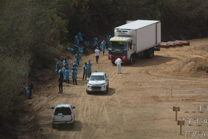 Funcionarios gubernamentales asisten al cementerio municipal la Esperanza este viernes, en Parroquia Carayaca, en La Guaira (Venezuela). EFE/ Miguel Gutiérrez
